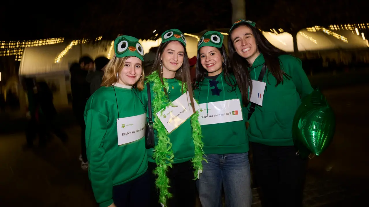 Miles de personas celebran la Nochevieja 2025 en Pamplona disfraz&aacute;ndose y animando las calles. PABLO LASAOSA