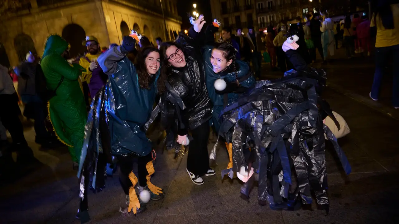 Miles de personas celebran la Nochevieja 2025 en Pamplona disfraz&aacute;ndose y animando las calles. PABLO LASAOSA
