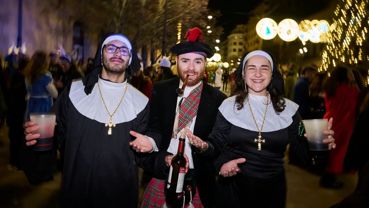 Miles de personas celebran la Nochevieja 2025 en Pamplona disfraz&aacute;ndose y animando las calles. PABLO LASAOSA