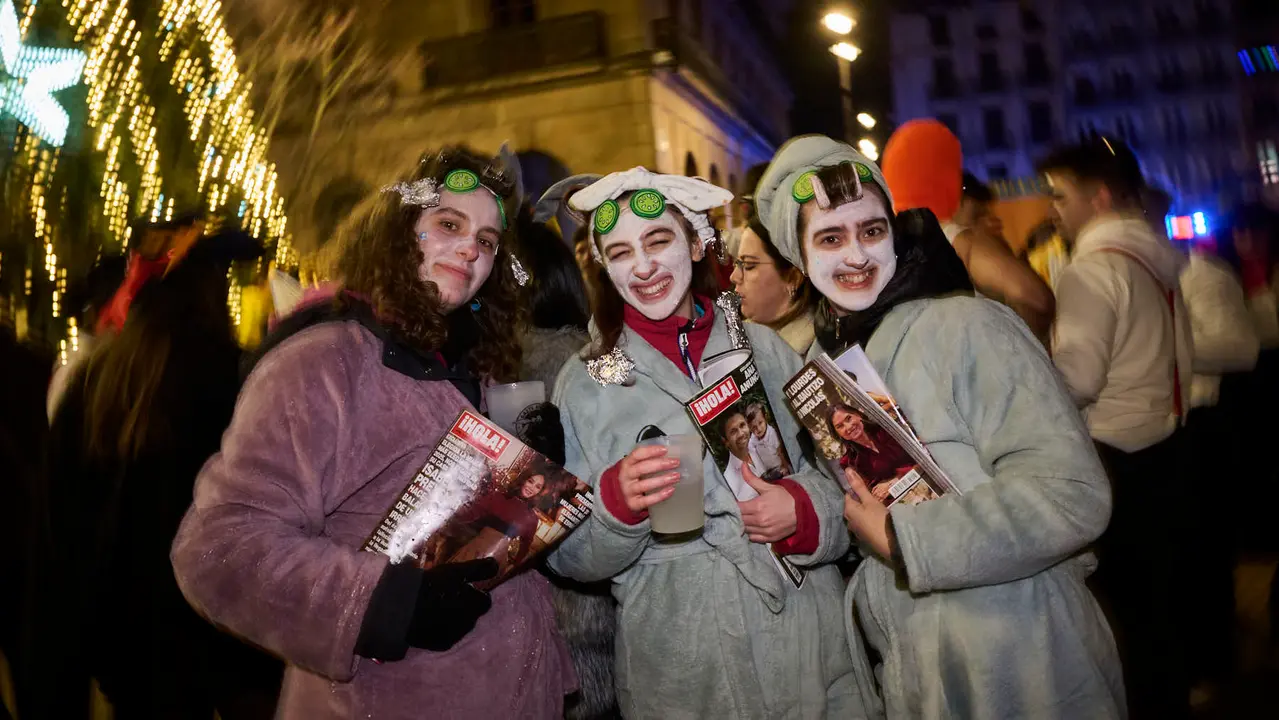 Miles de personas celebran la Nochevieja 2025 en Pamplona disfraz&aacute;ndose y animando las calles. PABLO LASAOSA