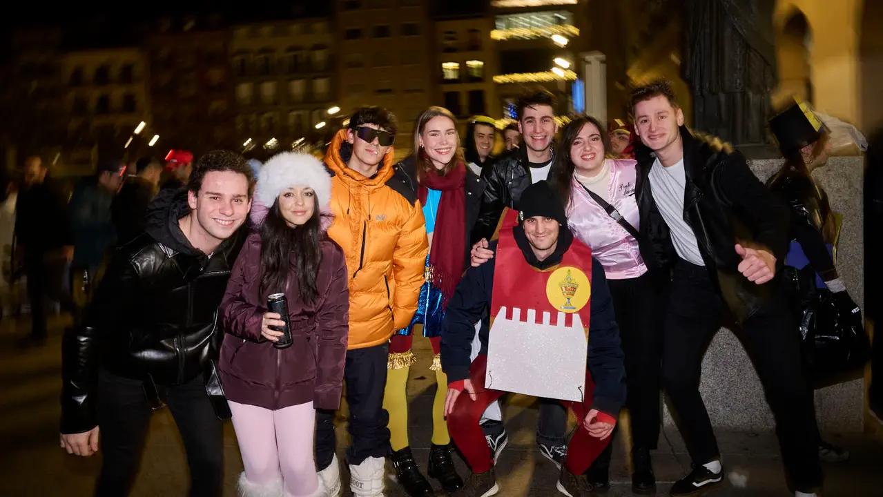 Miles de personas celebran la Nochevieja 2025 en Pamplona disfraz&aacute;ndose y animando las calles. PABLO LASAOSA