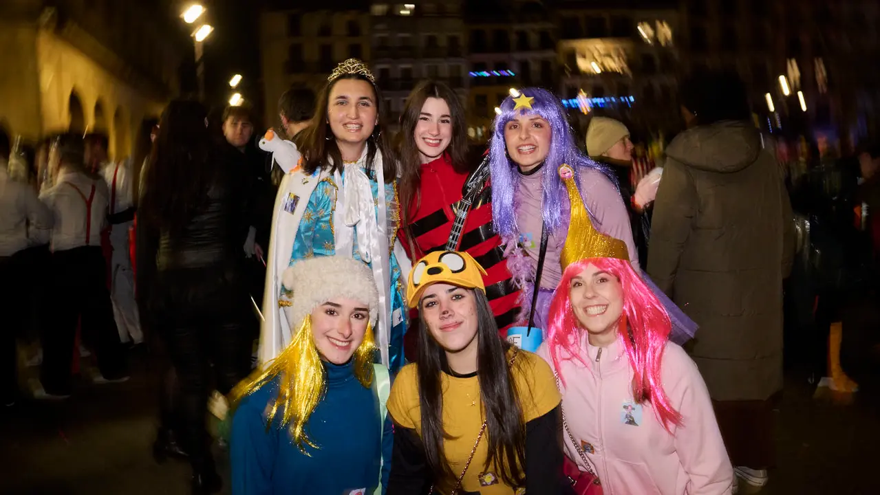 Miles de personas celebran la Nochevieja 2025 en Pamplona disfraz&aacute;ndose y animando las calles. PABLO LASAOSA