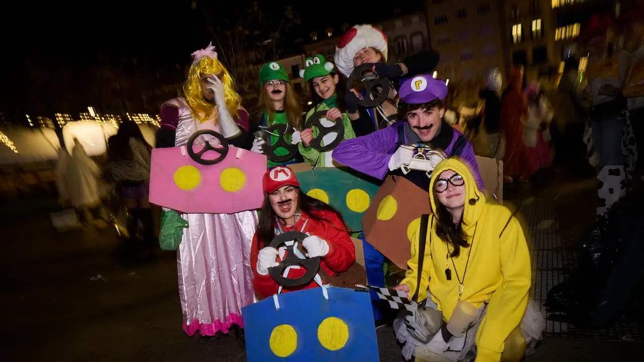Miles de personas celebran la Nochevieja 2025 en Pamplona disfraz&aacute;ndose y animando las calles. PABLO LASAOSA
