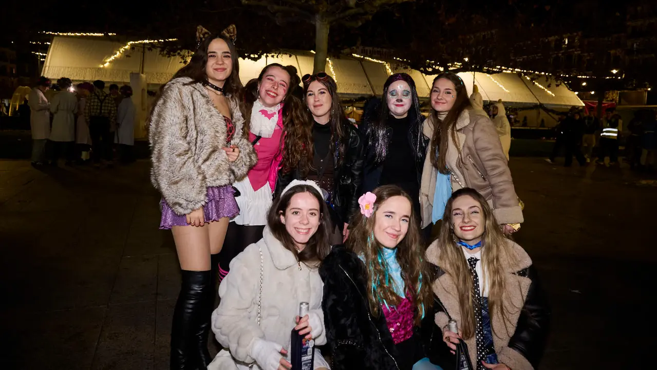 Miles de personas celebran la Nochevieja 2025 en Pamplona disfraz&aacute;ndose y animando las calles. PABLO LASAOSA