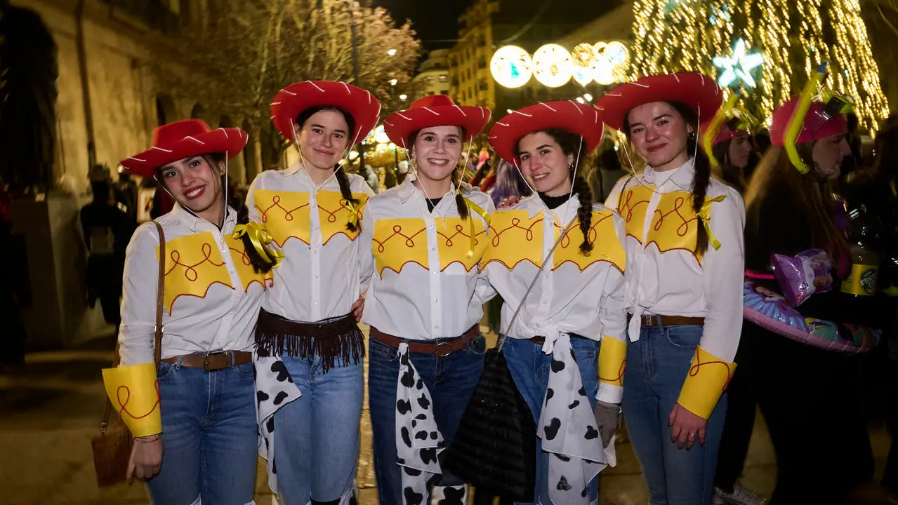 Miles de personas celebran la Nochevieja 2025 en Pamplona disfraz&aacute;ndose y animando las calles. PABLO LASAOSA