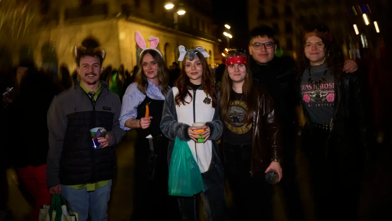 Miles de personas celebran la Nochevieja 2025 en Pamplona disfraz&aacute;ndose y animando las calles. PABLO LASAOSA