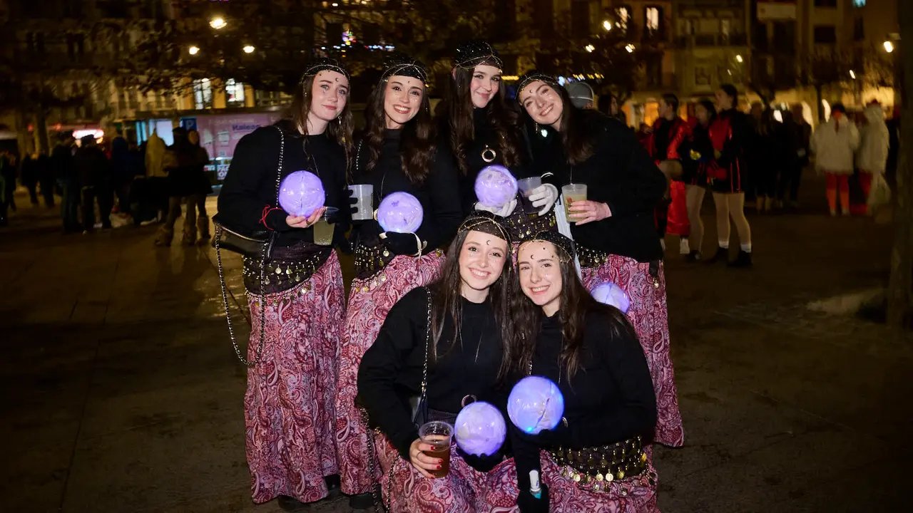 Miles de personas celebran la Nochevieja 2025 en Pamplona disfraz&aacute;ndose y animando las calles. PABLO LASAOSA