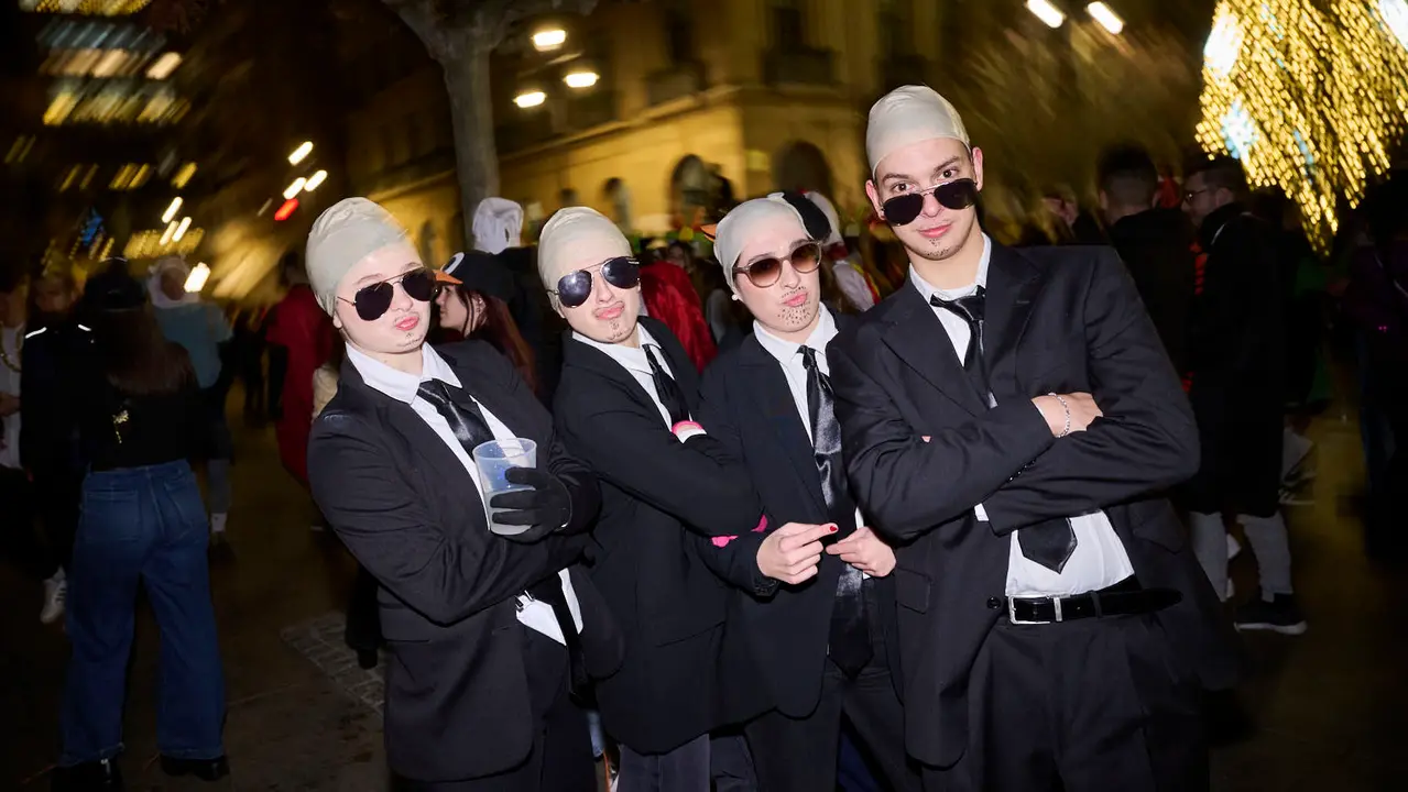 Miles de personas celebran la Nochevieja 2025 en Pamplona disfraz&aacute;ndose y animando las calles. PABLO LASAOSA