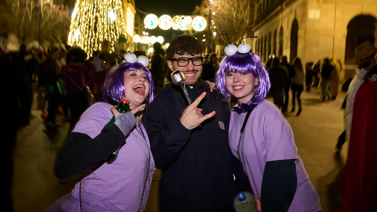 Miles de personas celebran la Nochevieja 2025 en Pamplona disfraz&aacute;ndose y animando las calles. PABLO LASAOSA
