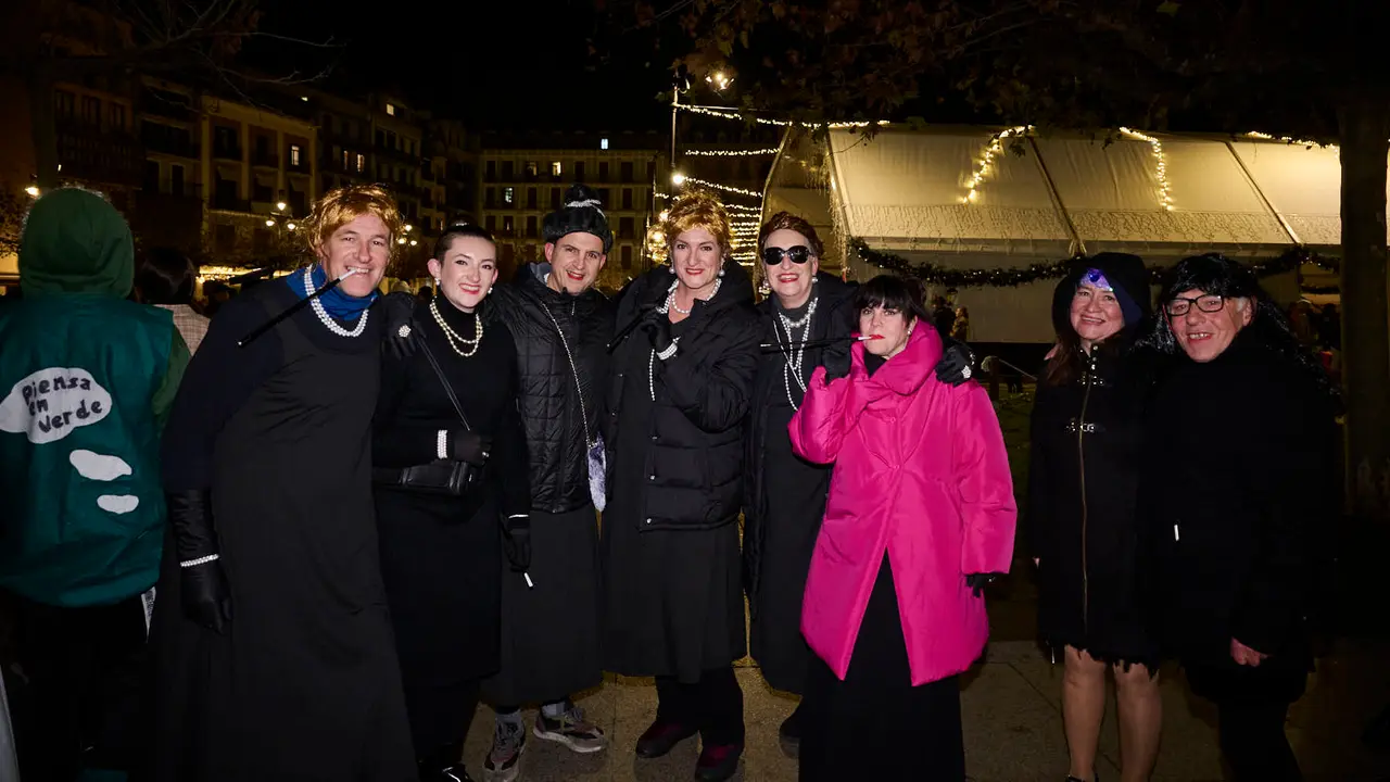 Miles de personas celebran la Nochevieja 2025 en Pamplona disfraz&aacute;ndose y animando las calles. PABLO LASAOSA