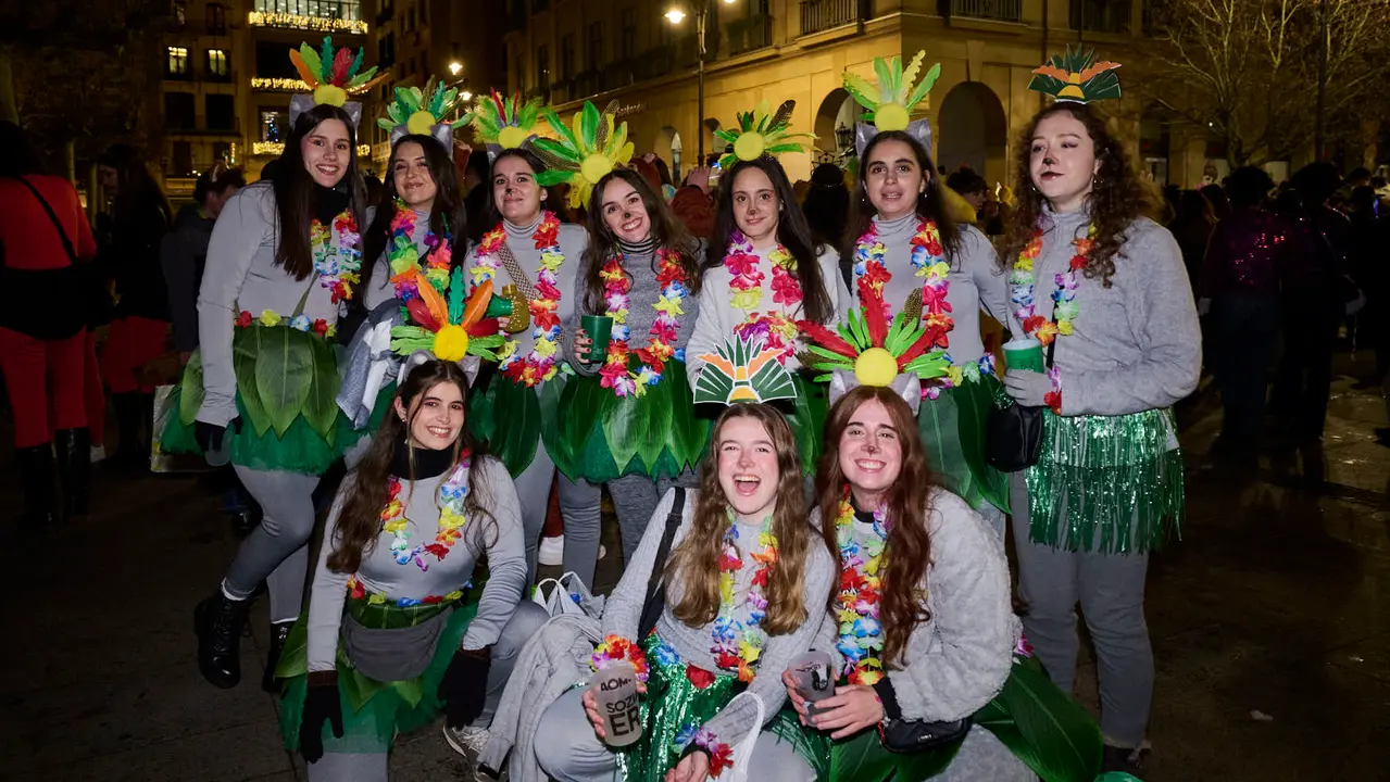 Miles de personas celebran la Nochevieja 2025 en Pamplona disfraz&aacute;ndose y animando las calles. PABLO LASAOSA