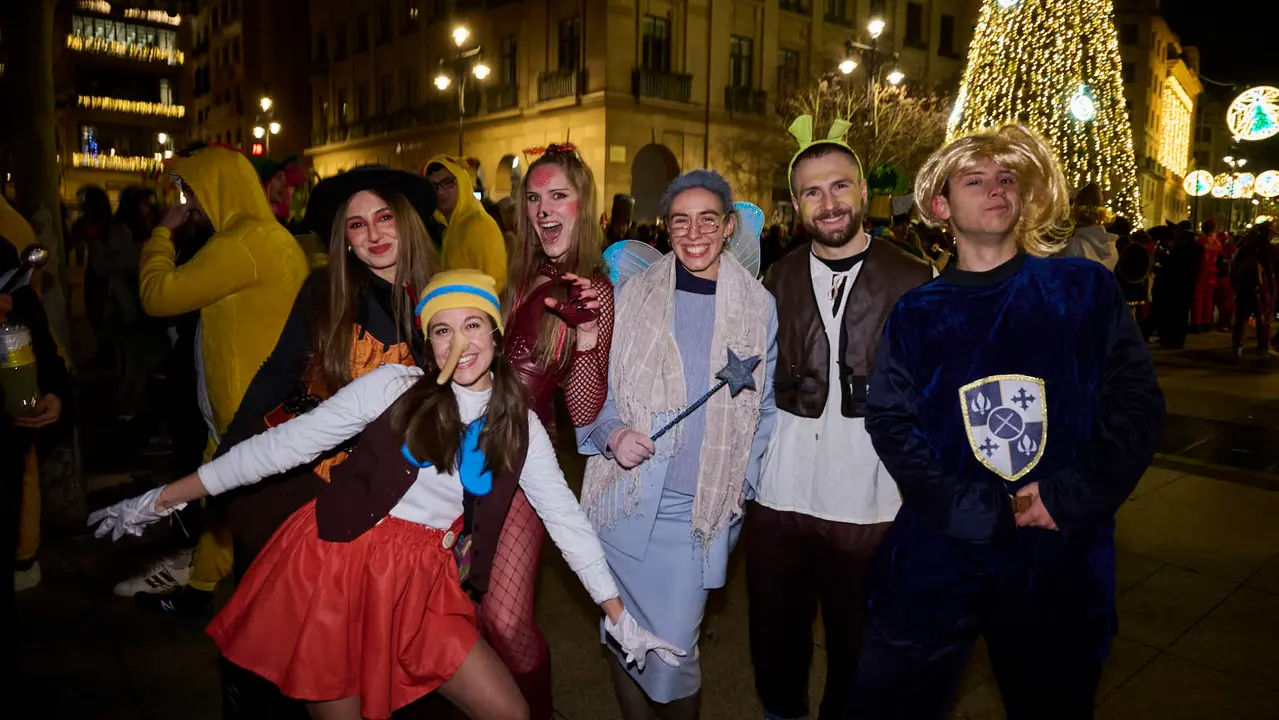 Miles de personas celebran la Nochevieja 2025 en Pamplona disfraz&aacute;ndose y animando las calles. PABLO LASAOSA