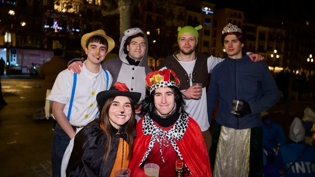 Miles de personas celebran la Nochevieja 2025 en Pamplona disfraz&aacute;ndose y animando las calles. PABLO LASAOSA