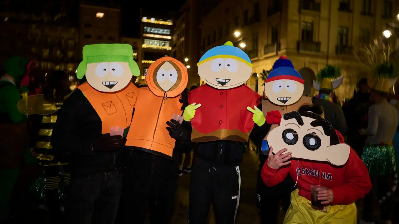 Miles de personas celebran la Nochevieja 2025 en Pamplona disfraz&aacute;ndose y animando las calles. PABLO LASAOSA