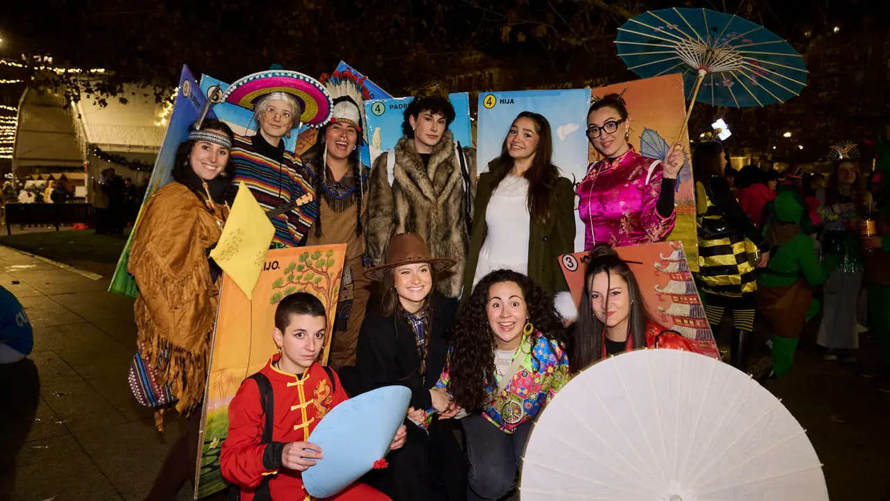 Miles de personas celebran la Nochevieja 2025 en Pamplona disfraz&aacute;ndose y animando las calles. PABLO LASAOSA