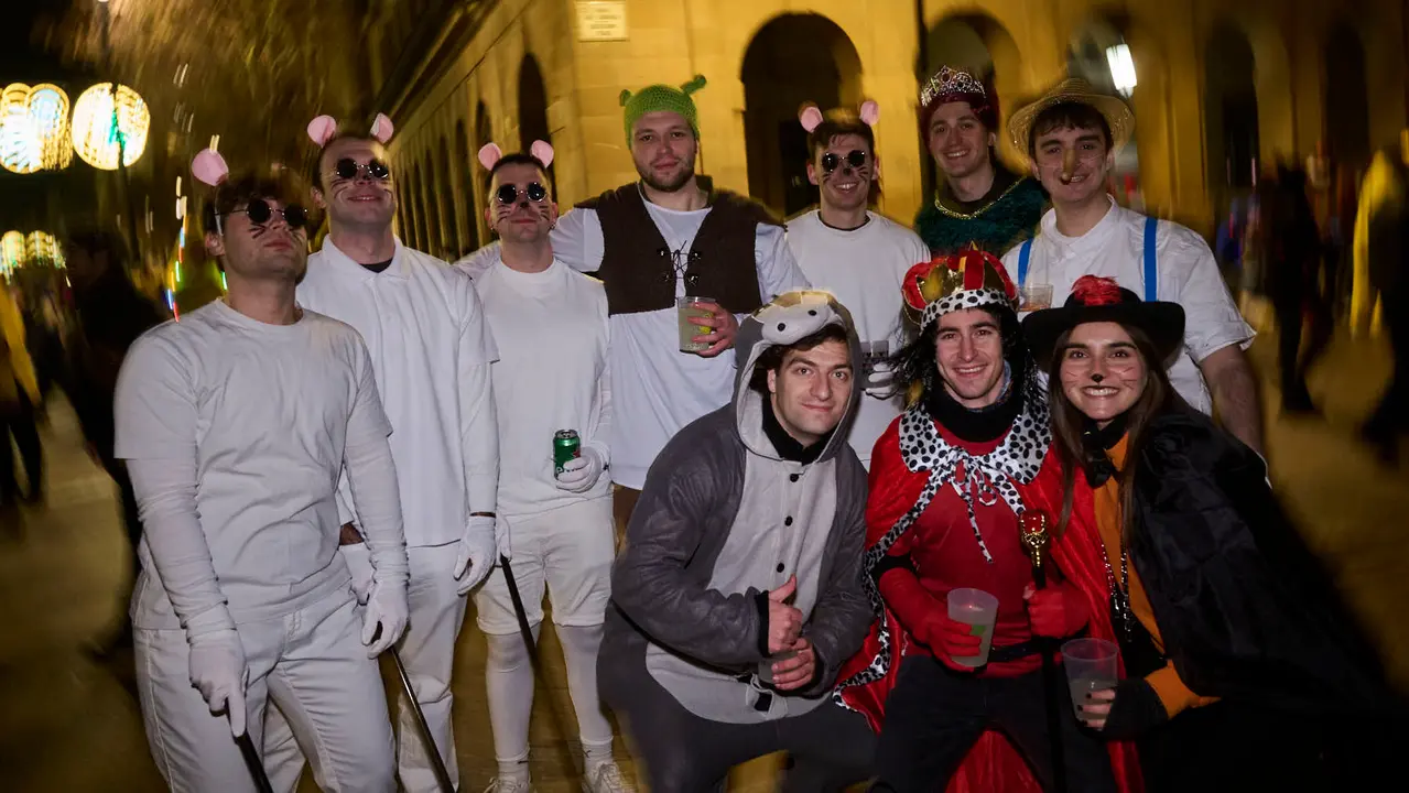 Miles de personas celebran la Nochevieja 2025 en Pamplona disfraz&aacute;ndose y animando las calles. PABLO LASAOSA
