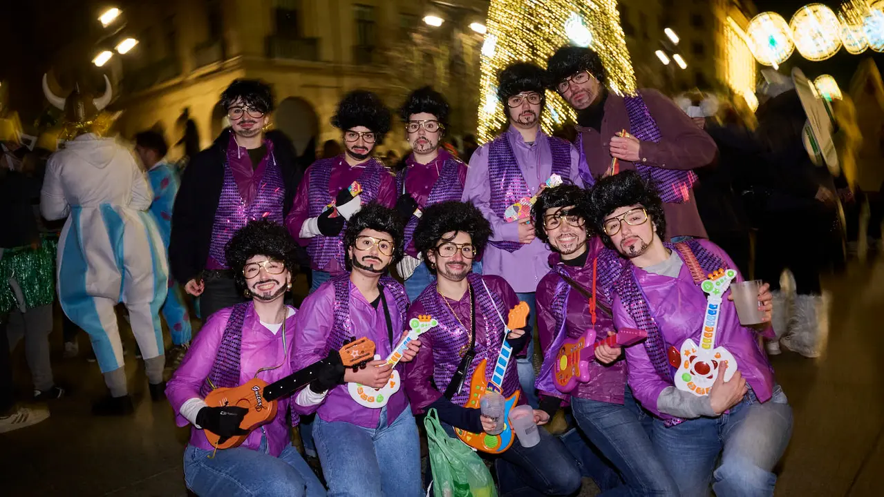 Miles de personas celebran la Nochevieja 2025 en Pamplona disfraz&aacute;ndose y animando las calles. PABLO LASAOSA