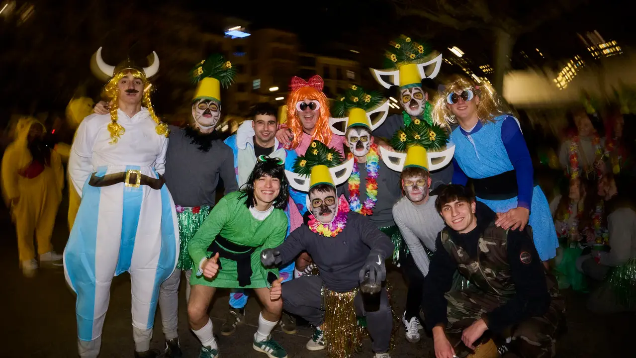 Miles de personas celebran la Nochevieja 2025 en Pamplona disfraz&aacute;ndose y animando las calles. PABLO LASAOSA