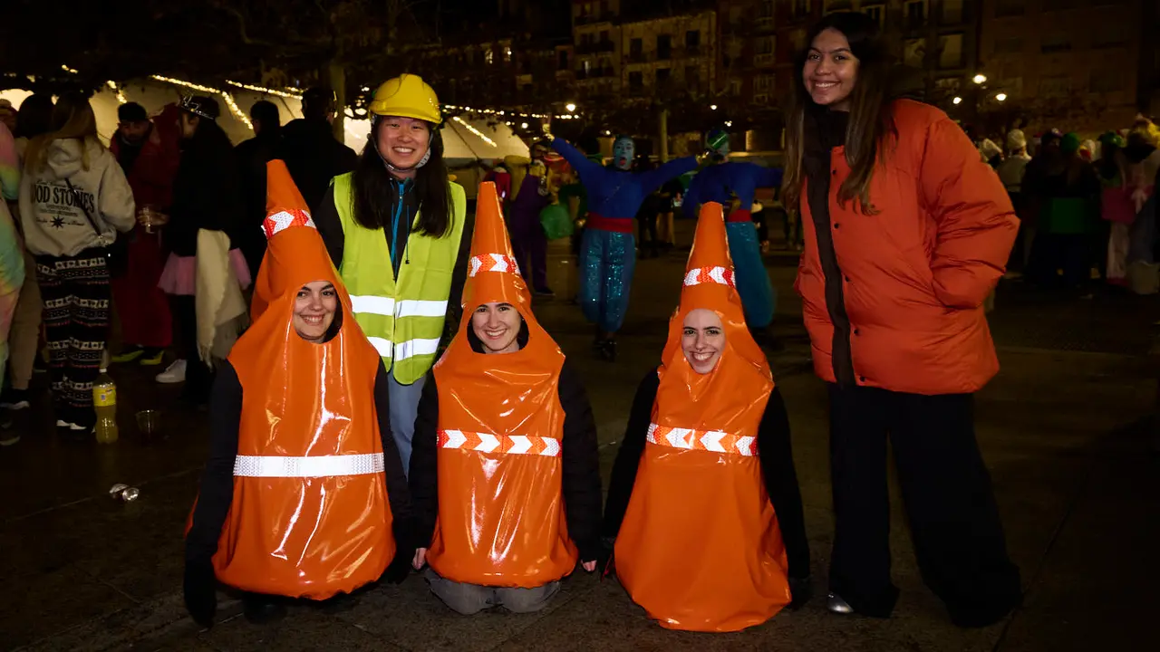 Miles de personas celebran la Nochevieja 2025 en Pamplona disfraz&aacute;ndose y animando las calles. PABLO LASAOSA
