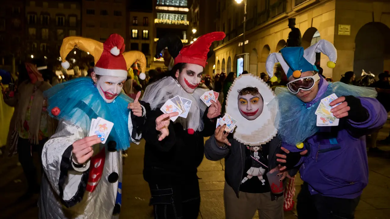 Miles de personas celebran la Nochevieja 2025 en Pamplona disfraz&aacute;ndose y animando las calles. PABLO LASAOSA