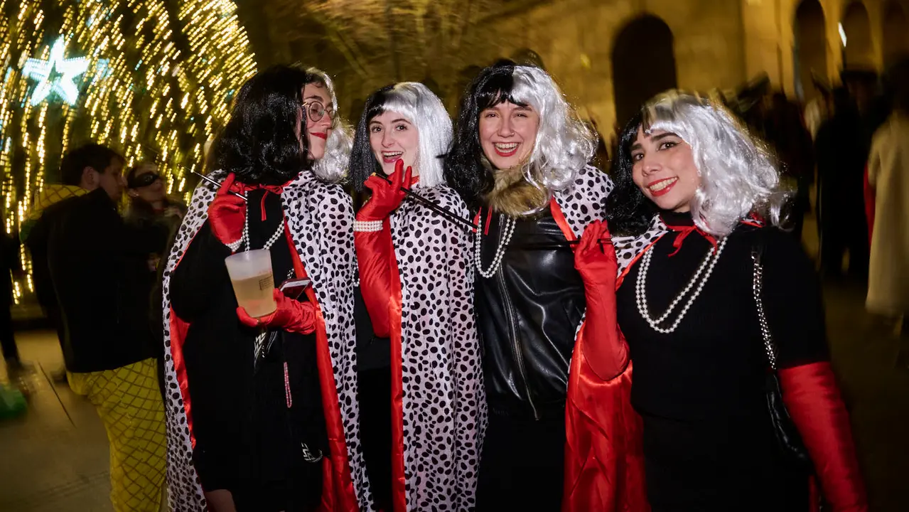 Miles de personas celebran la Nochevieja 2025 en Pamplona disfraz&aacute;ndose y animando las calles. PABLO LASAOSA