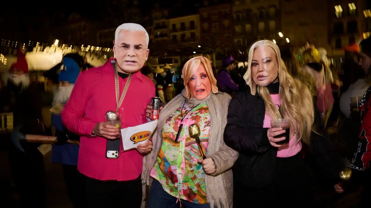 Miles de personas celebran la Nochevieja 2025 en Pamplona disfraz&aacute;ndose y animando las calles. PABLO LASAOSA