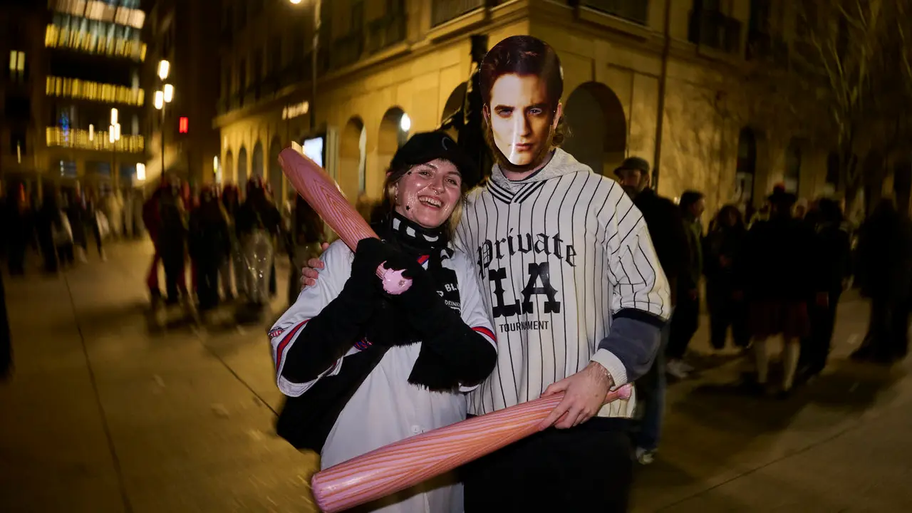 Miles de personas celebran la Nochevieja 2025 en Pamplona disfraz&aacute;ndose y animando las calles. PABLO LASAOSA