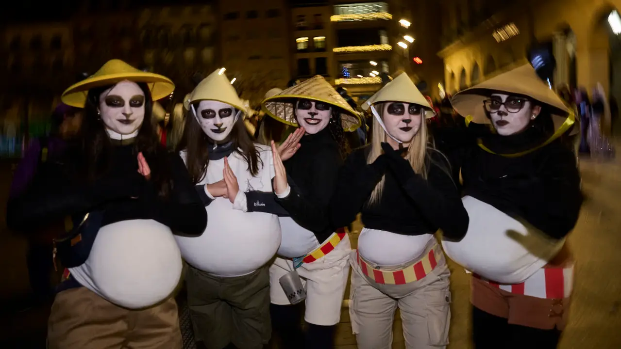 Miles de personas celebran la Nochevieja 2025 en Pamplona disfraz&aacute;ndose y animando las calles. PABLO LASAOSA