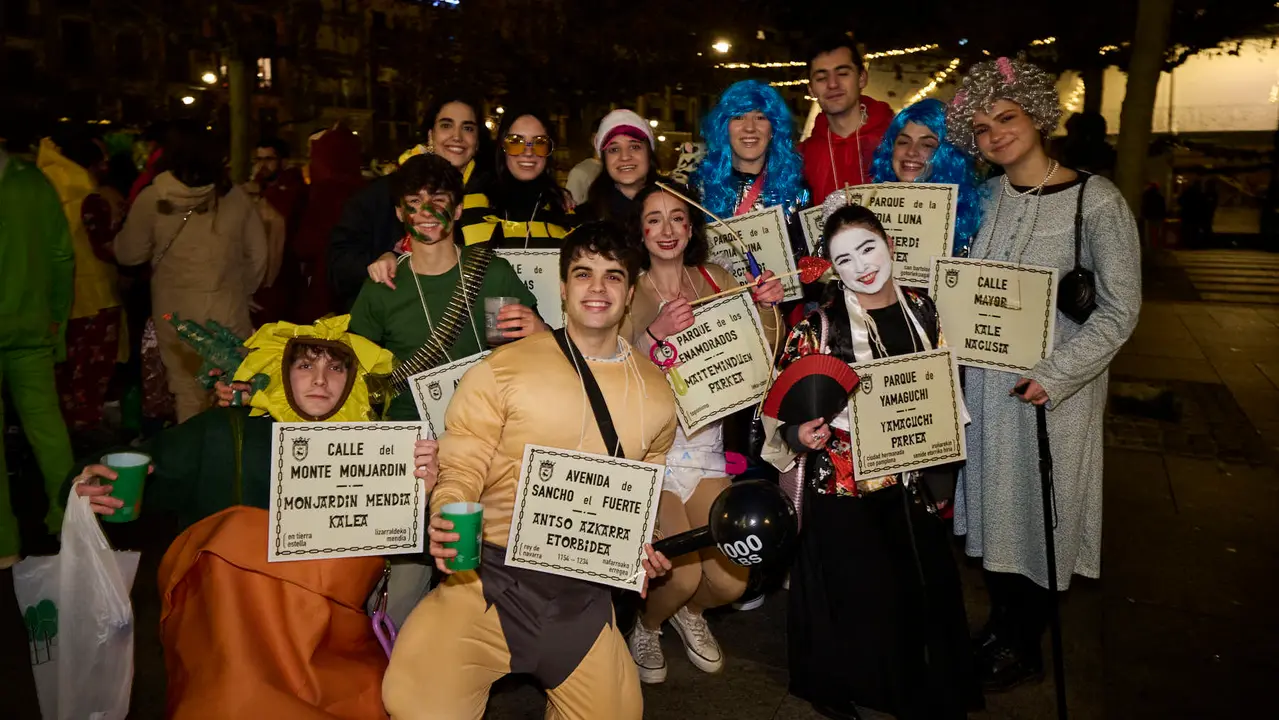 Miles de personas celebran la Nochevieja 2025 en Pamplona disfraz&aacute;ndose y animando las calles. PABLO LASAOSA