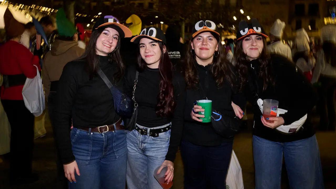 Miles de personas celebran la Nochevieja 2025 en Pamplona disfraz&aacute;ndose y animando las calles. PABLO LASAOSA