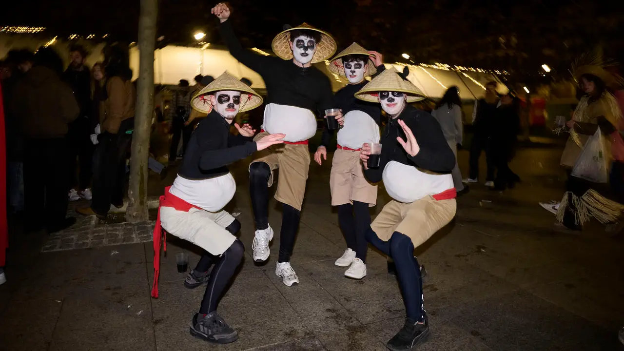 Miles de personas celebran la Nochevieja 2025 en Pamplona disfraz&aacute;ndose y animando las calles. PABLO LASAOSA