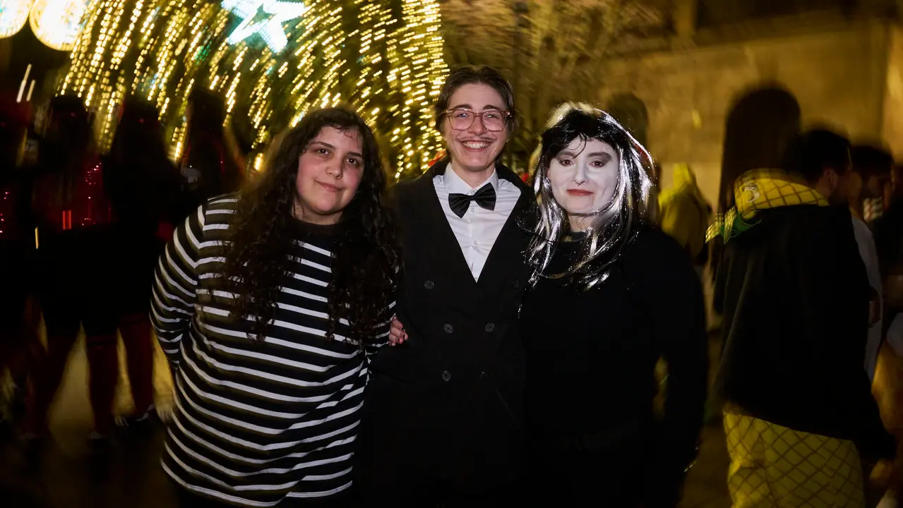 Miles de personas celebran la Nochevieja 2025 en Pamplona disfraz&aacute;ndose y animando las calles. PABLO LASAOSA