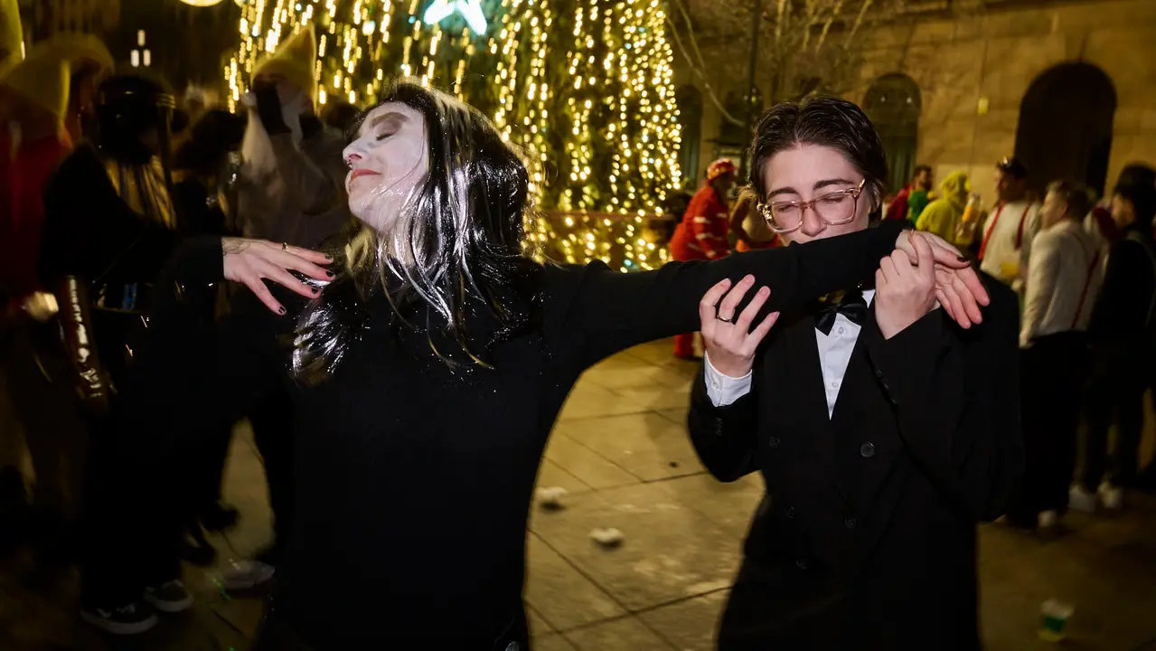 Miles de personas celebran la Nochevieja 2025 en Pamplona disfraz&aacute;ndose y animando las calles. PABLO LASAOSA