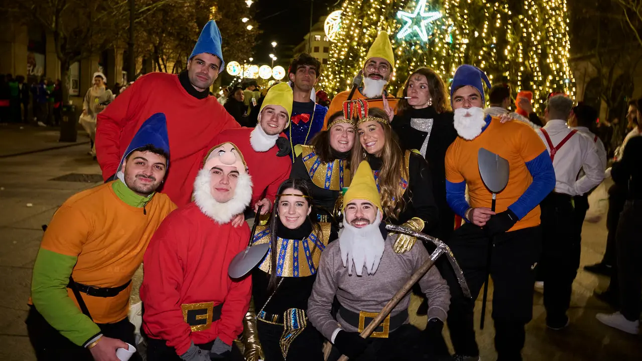 Miles de personas celebran la Nochevieja 2025 en Pamplona disfraz&aacute;ndose y animando las calles. PABLO LASAOSA