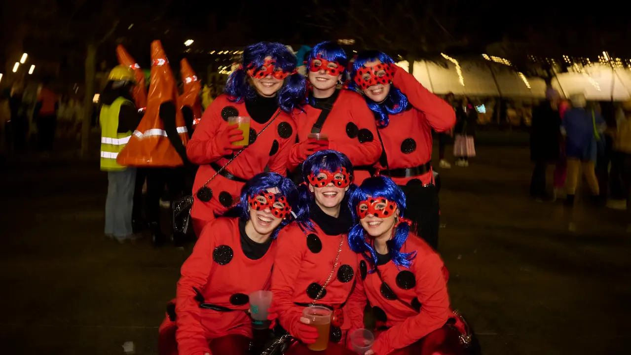 Miles de personas celebran la Nochevieja 2025 en Pamplona disfraz&aacute;ndose y animando las calles. PABLO LASAOSA