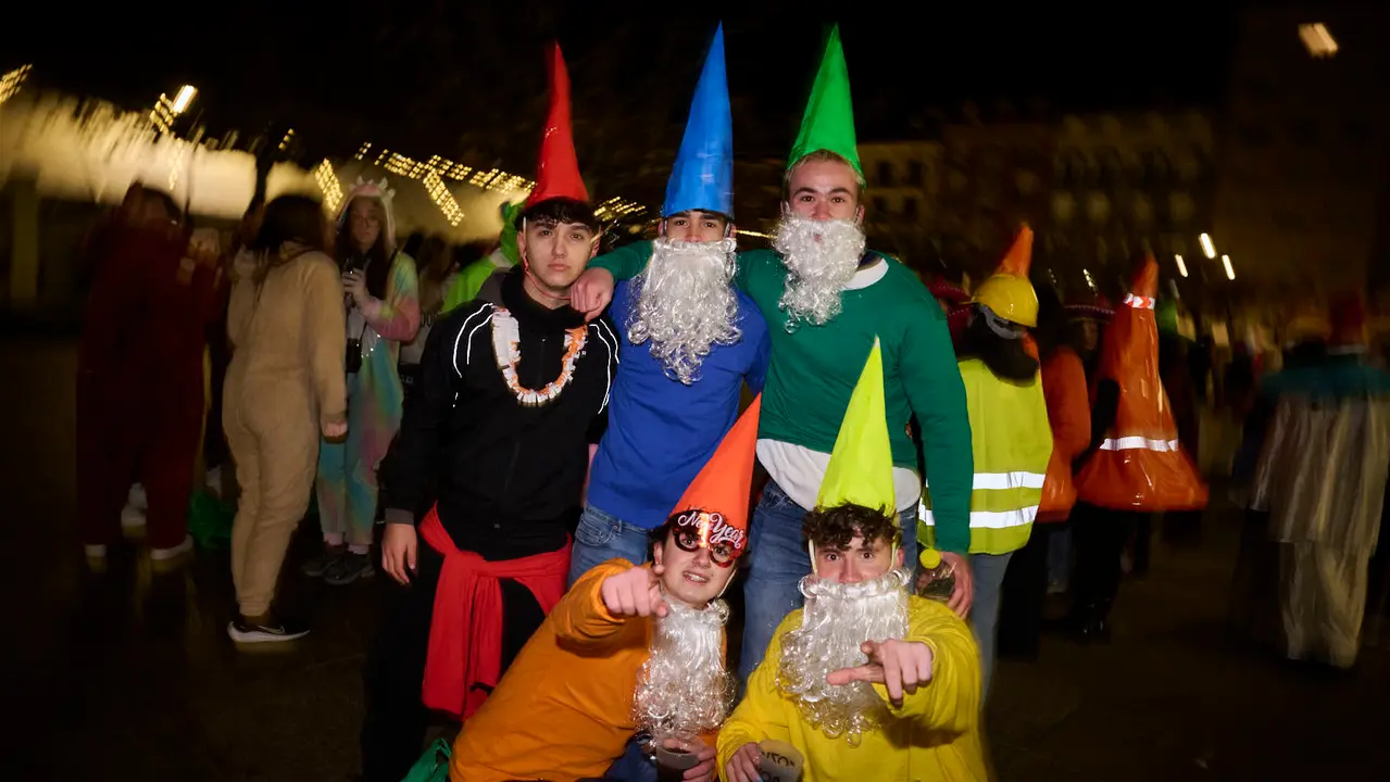 Miles de personas celebran la Nochevieja 2025 en Pamplona disfraz&aacute;ndose y animando las calles. PABLO LASAOSA