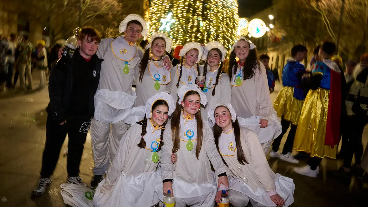 Miles de personas celebran la Nochevieja 2025 en Pamplona disfraz&aacute;ndose y animando las calles. PABLO LASAOSA