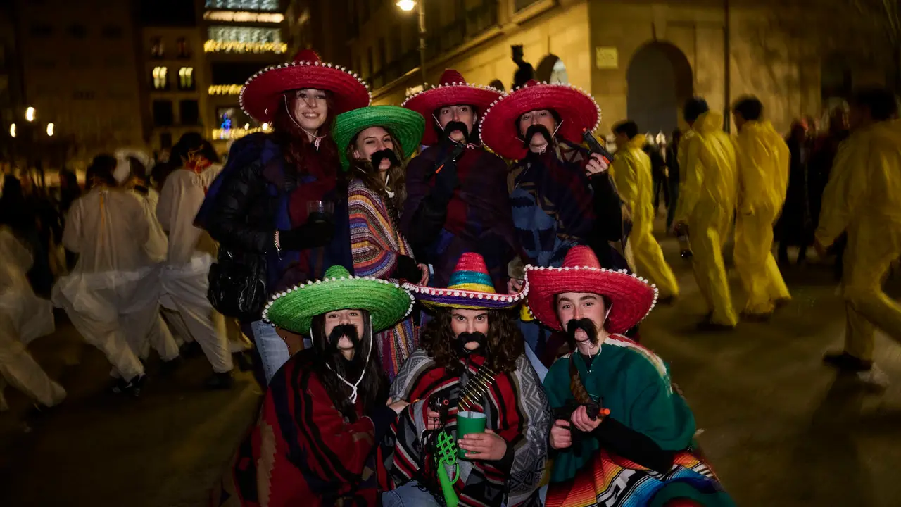 Miles de personas celebran la Nochevieja 2025 en Pamplona disfraz&aacute;ndose y animando las calles. PABLO LASAOSA