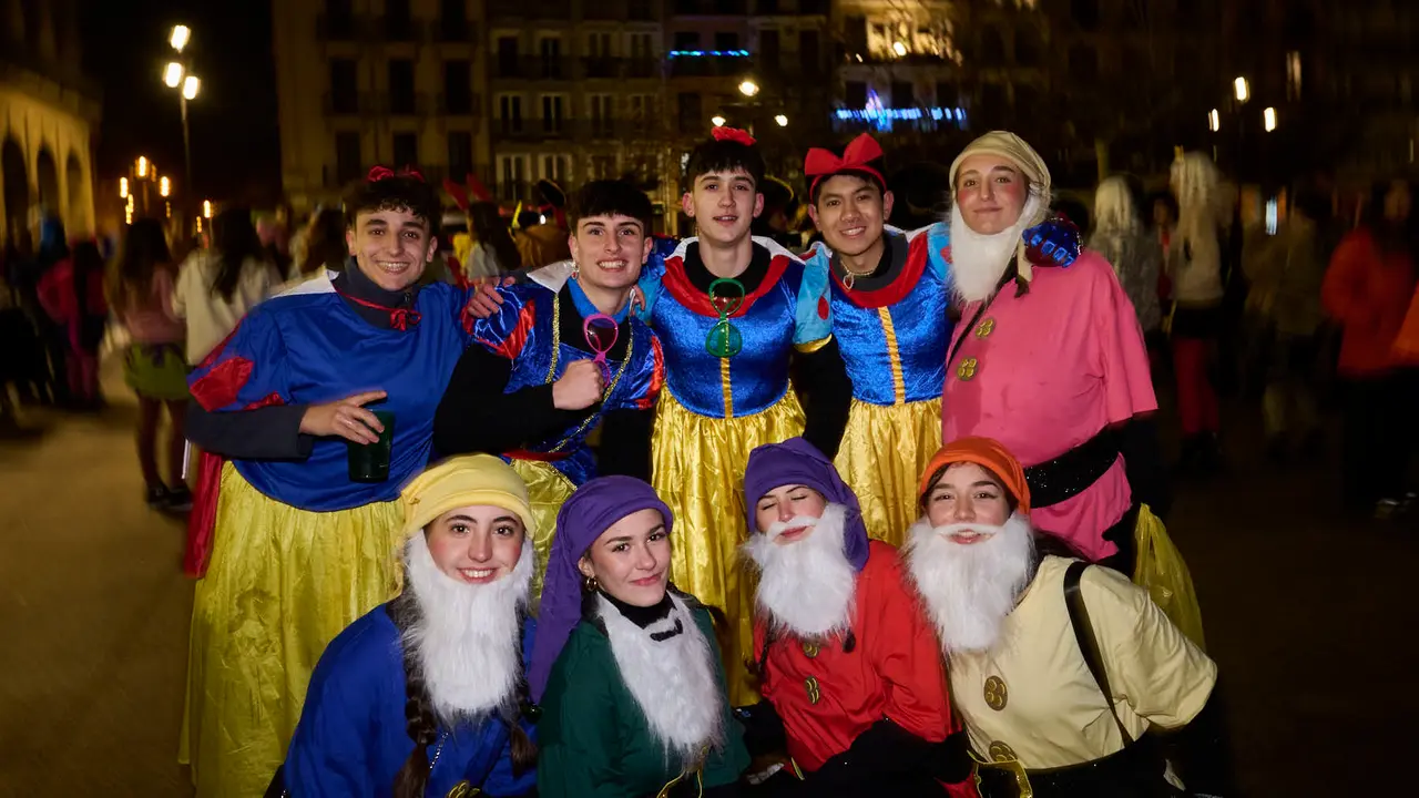 Miles de personas celebran la Nochevieja 2025 en Pamplona disfraz&aacute;ndose y animando las calles. PABLO LASAOSA