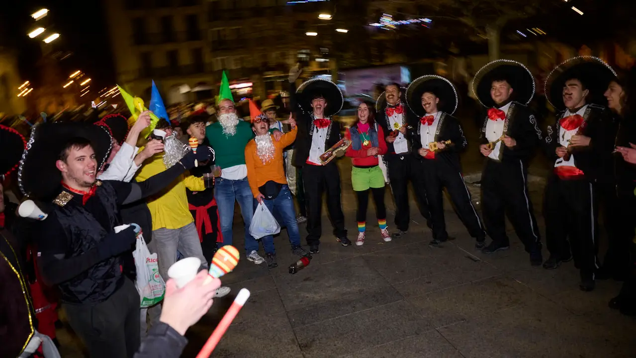Miles de personas celebran la Nochevieja 2025 en Pamplona disfraz&aacute;ndose y animando las calles. PABLO LASAOSA