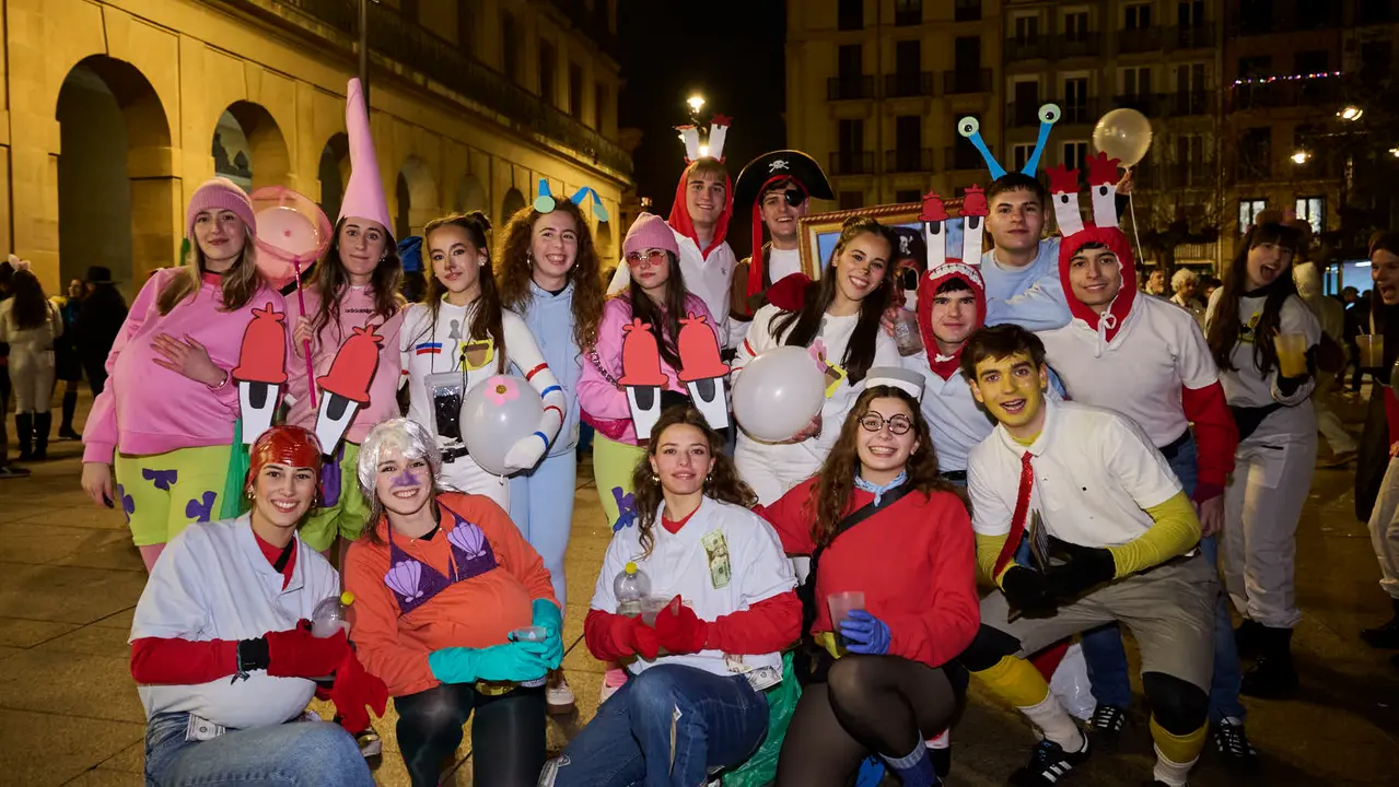 Miles de personas celebran la Nochevieja 2025 en Pamplona disfraz&aacute;ndose y animando las calles. PABLO LASAOSA