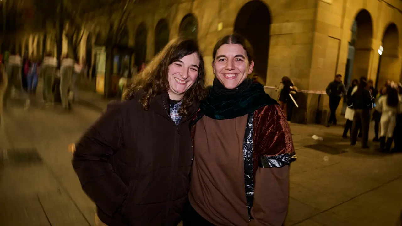 Miles de personas celebran la Nochevieja 2025 en Pamplona disfraz&aacute;ndose y animando las calles. PABLO LASAOSA