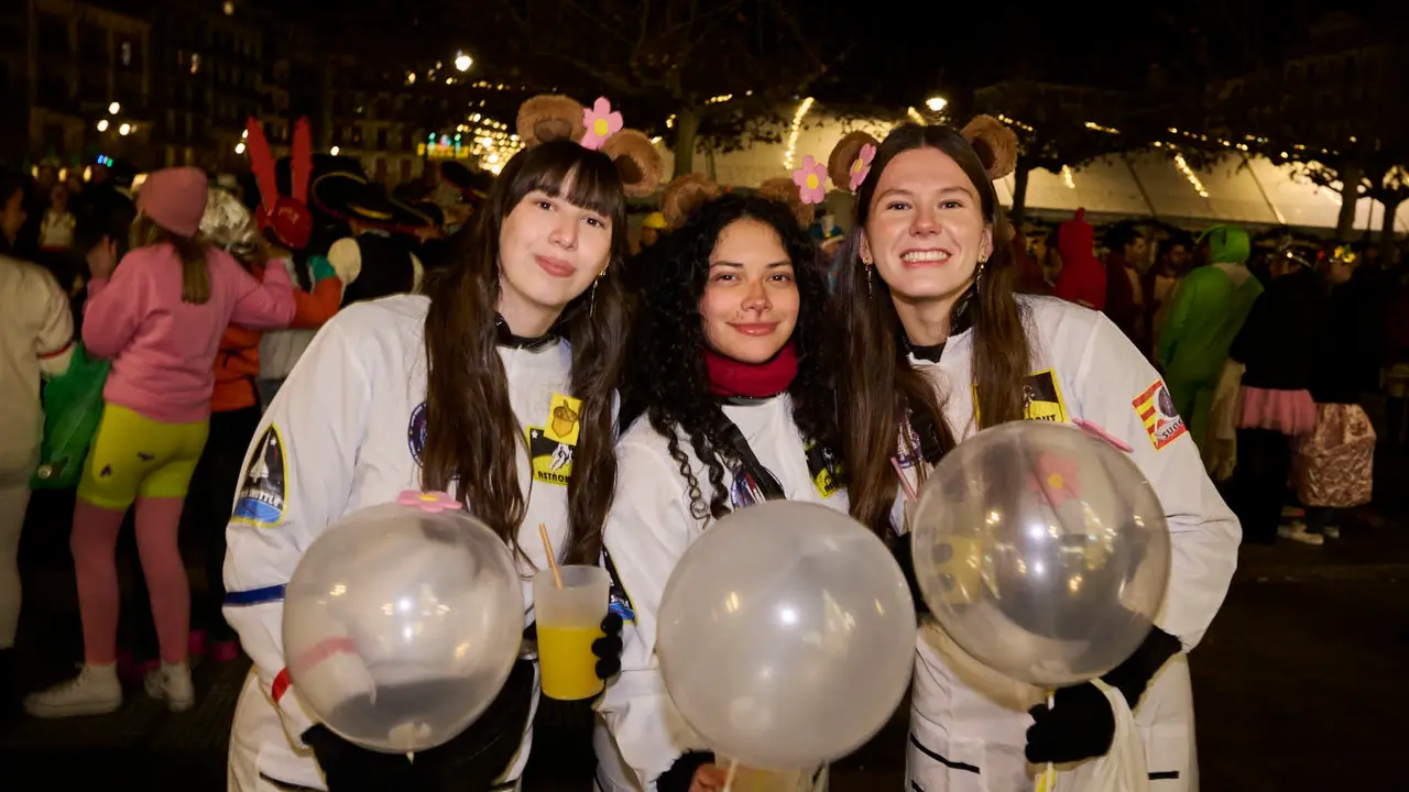 Miles de personas celebran la Nochevieja 2025 en Pamplona disfraz&aacute;ndose y animando las calles. PABLO LASAOSA