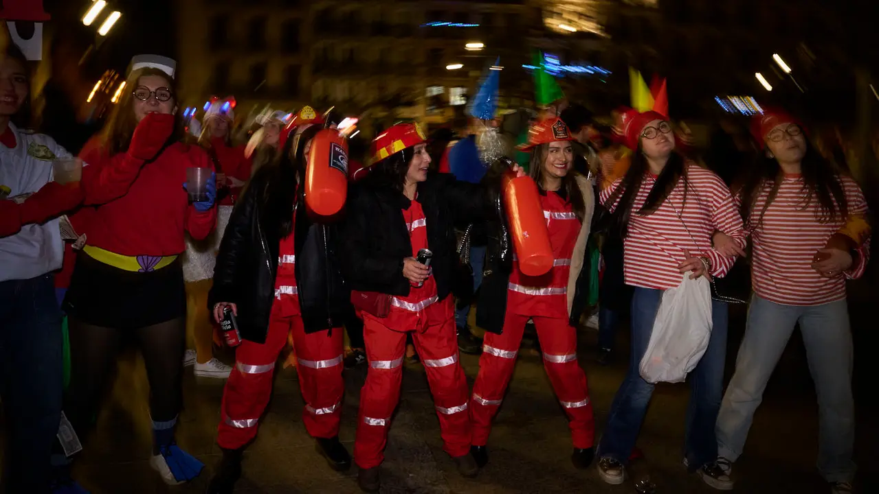 Miles de personas celebran la Nochevieja 2025 en Pamplona disfraz&aacute;ndose y animando las calles. PABLO LASAOSA