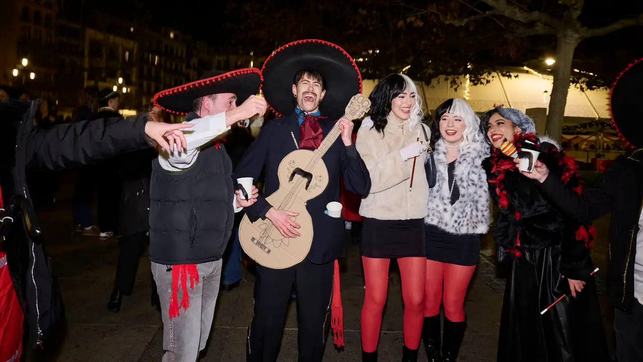 Miles de personas celebran la Nochevieja 2025 en Pamplona disfraz&aacute;ndose y animando las calles. PABLO LASAOSA