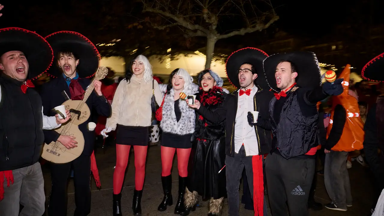 Miles de personas celebran la Nochevieja 2025 en Pamplona disfraz&aacute;ndose y animando las calles. PABLO LASAOSA