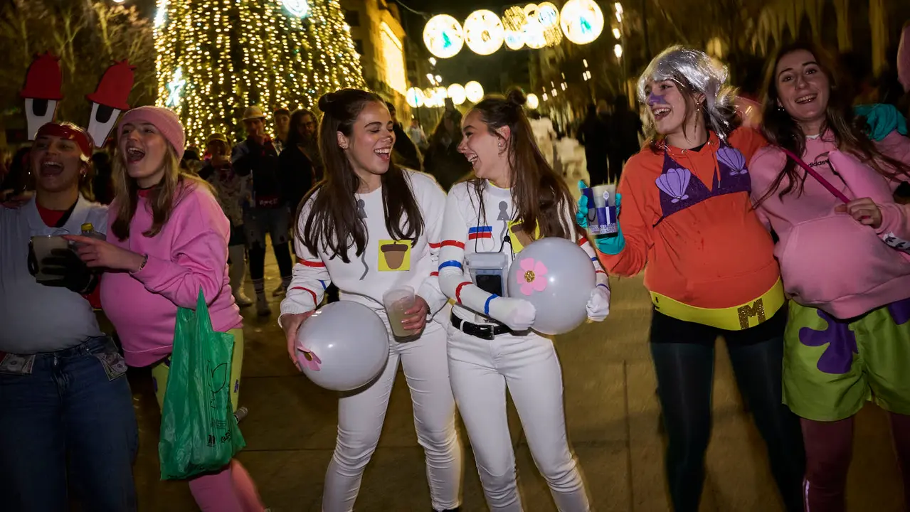 Miles de personas celebran la Nochevieja 2025 en Pamplona disfraz&aacute;ndose y animando las calles. PABLO LASAOSA