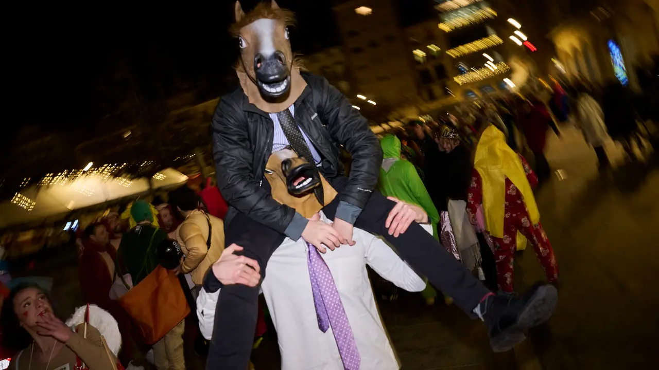 Miles de personas celebran la Nochevieja 2025 en Pamplona disfraz&aacute;ndose y animando las calles. PABLO LASAOSA