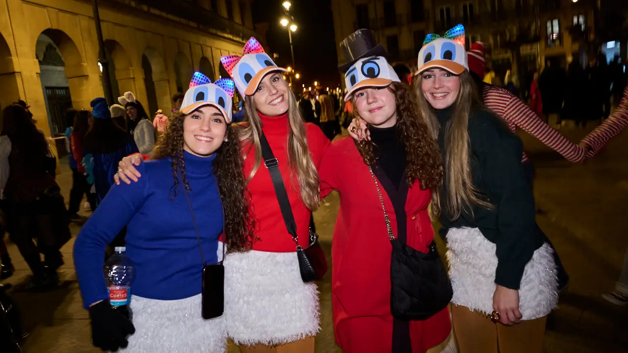 Miles de personas celebran la Nochevieja 2025 en Pamplona disfraz&aacute;ndose y animando las calles. PABLO LASAOSA