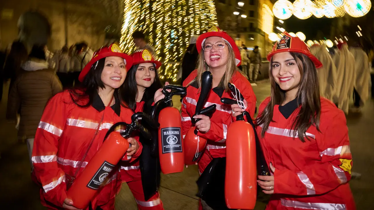 Miles de personas celebran la Nochevieja 2025 en Pamplona disfraz&aacute;ndose y animando las calles. PABLO LASAOSA